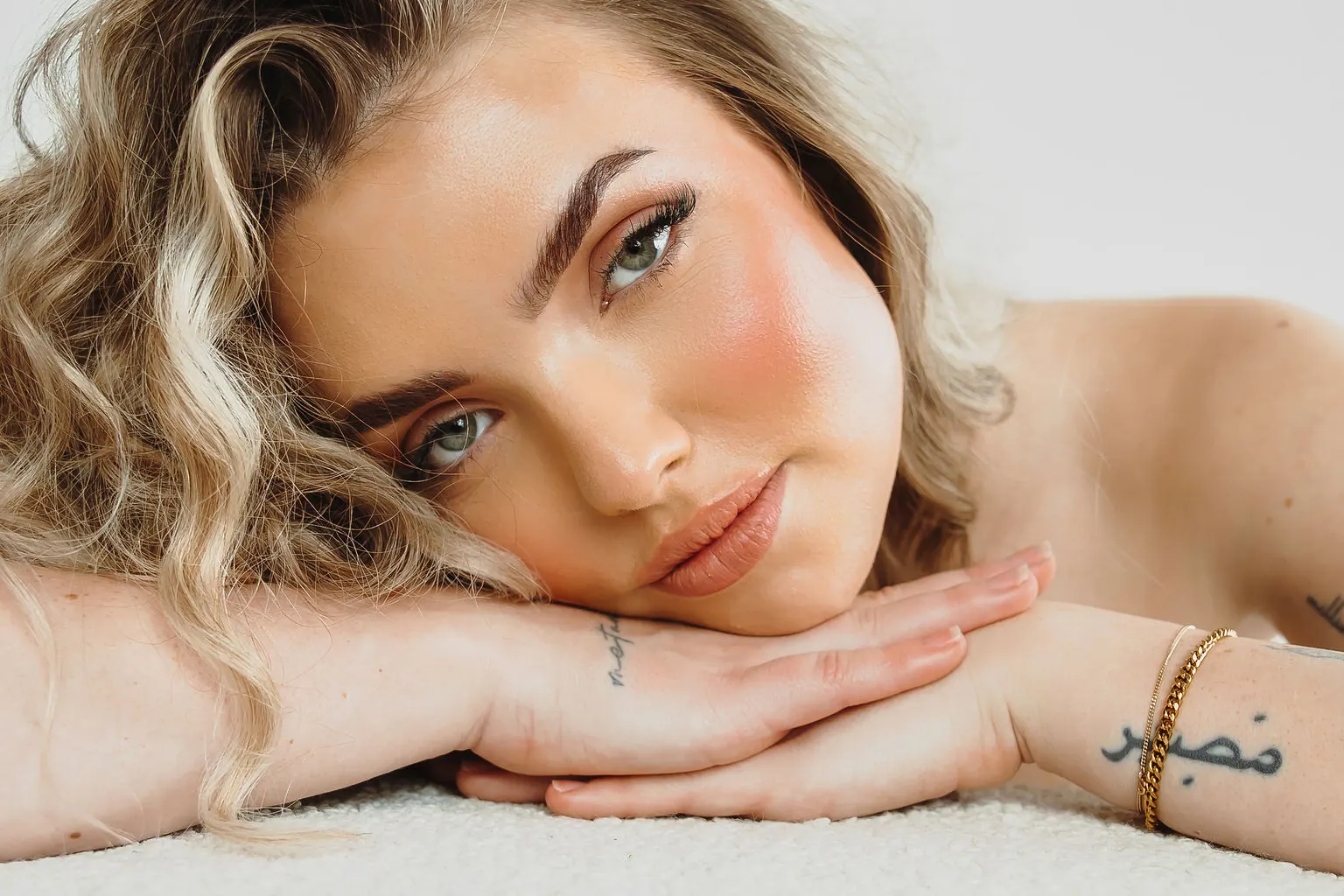 Powder brows bij blond haar: de juiste kleur voor lichte wenkbrauwen